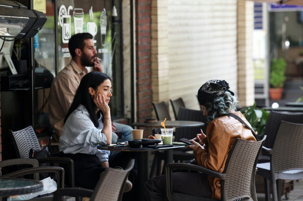 مقهى في طهران في 21 نيسان/أبريل 2026(ا ف ب)