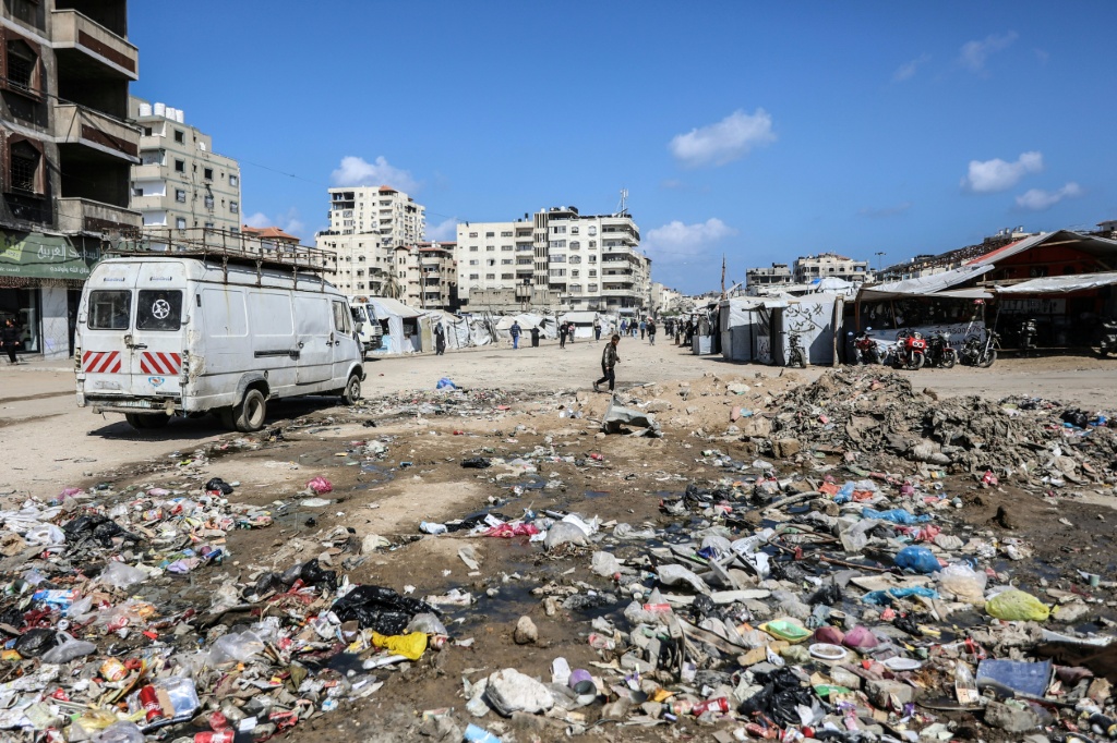 قمامة بجوار مخيّمات النزوح في مدينة غزة في 20 نيسان/أبريل 2026 (ا ف ب)