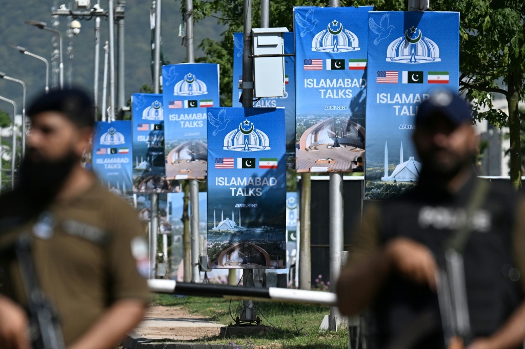 عناصر أمن على طريق مغلق في إسلام آباد لاحتمال انعقاد مفاوضات بين الولايات المتحدة وإيران في 20 نيسان/أبريل 2026 (ا ف ب)