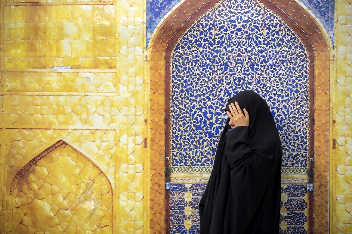 هل تقبل صلاة المرأة بالنقاب؟.. الإفتاء توضح (أونسبلاش)