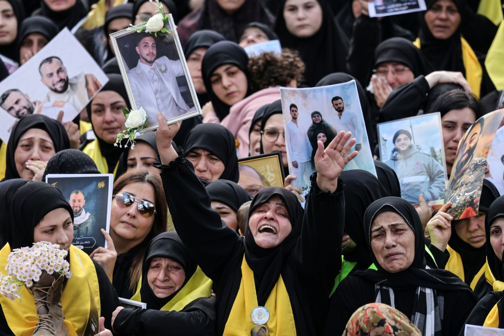 نساء يبكين خلال تشييع قتلى من حزب الله في بلدة كفر صير في جنوب لبنان في 21 نيسان/ابريل 2026 (ا ف ب)