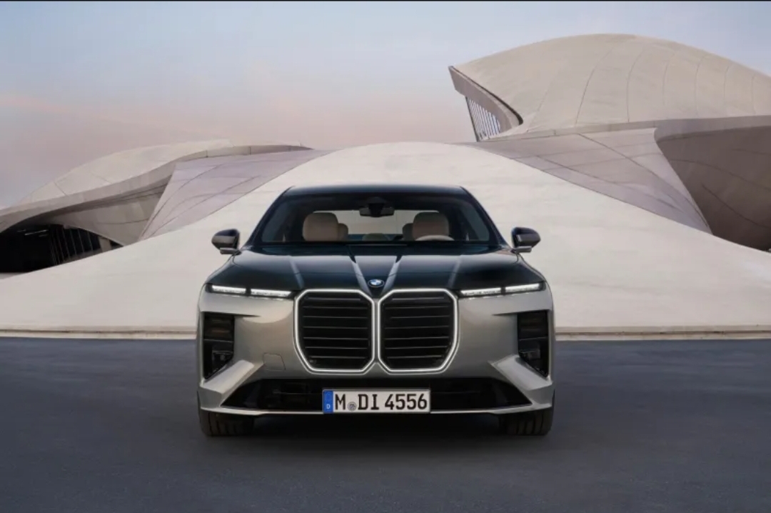 سيارة فاخرة بوجه جديد&hellip; BMW تطلق تحديثًا جذريًا للفئة السابعة (الرجل)