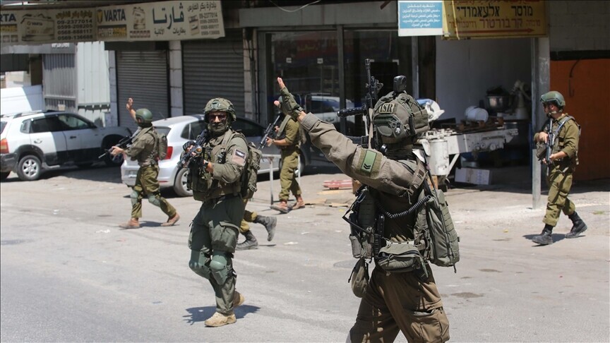 قال جيش الاحتلال في بيان إن فلسطينيا رشق سيارات بالحجارة شمالي الضفة الغربية ما أدى إلى إصابة إسرائيلي بجروح طفيفة وجرى علاجه في مكان الحادث (الاناضول)