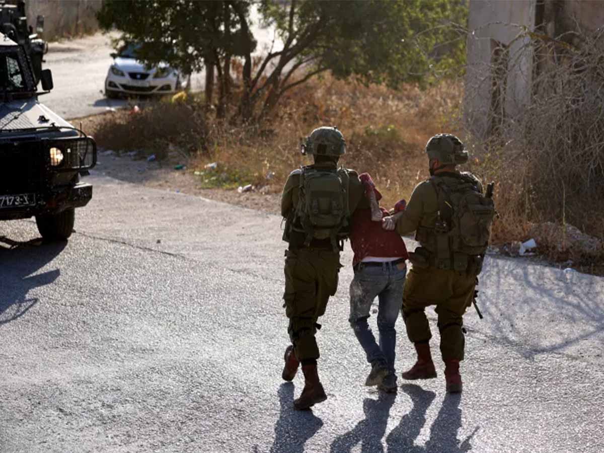 اعتقلت قوات الاحتلال 10 فلسطينيين من محافظة الخليل، وشابين من مدينة طولكرم، عقب مداهمة منازلهم وتفتيشها (قنا)