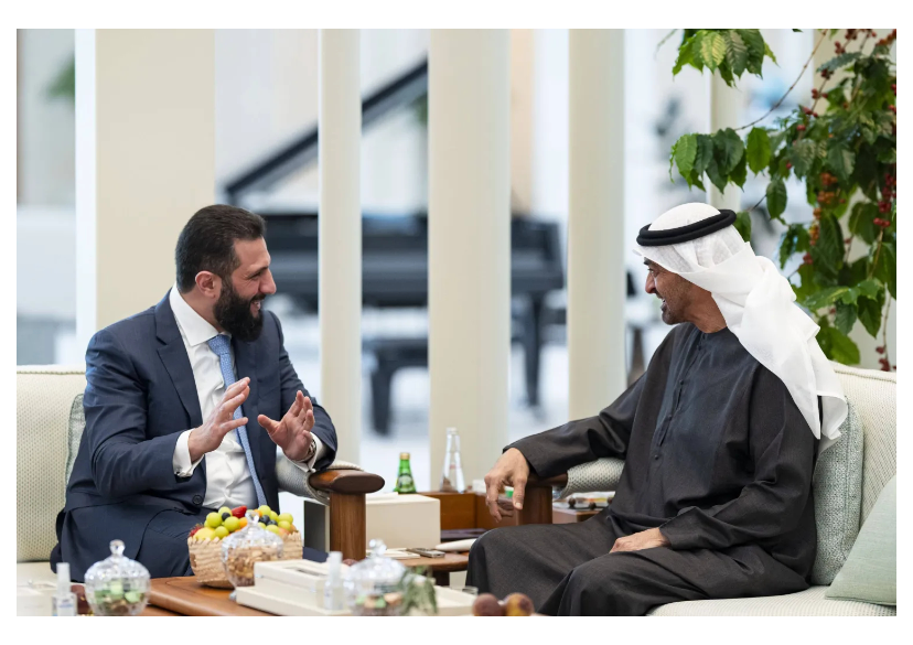 الشيخ محمد بن زايد آل نهيان رئيس دولة الإمارات مع الرئيس السوري أحمد الشرع خلال اللقاء في أبوظبي (وام)