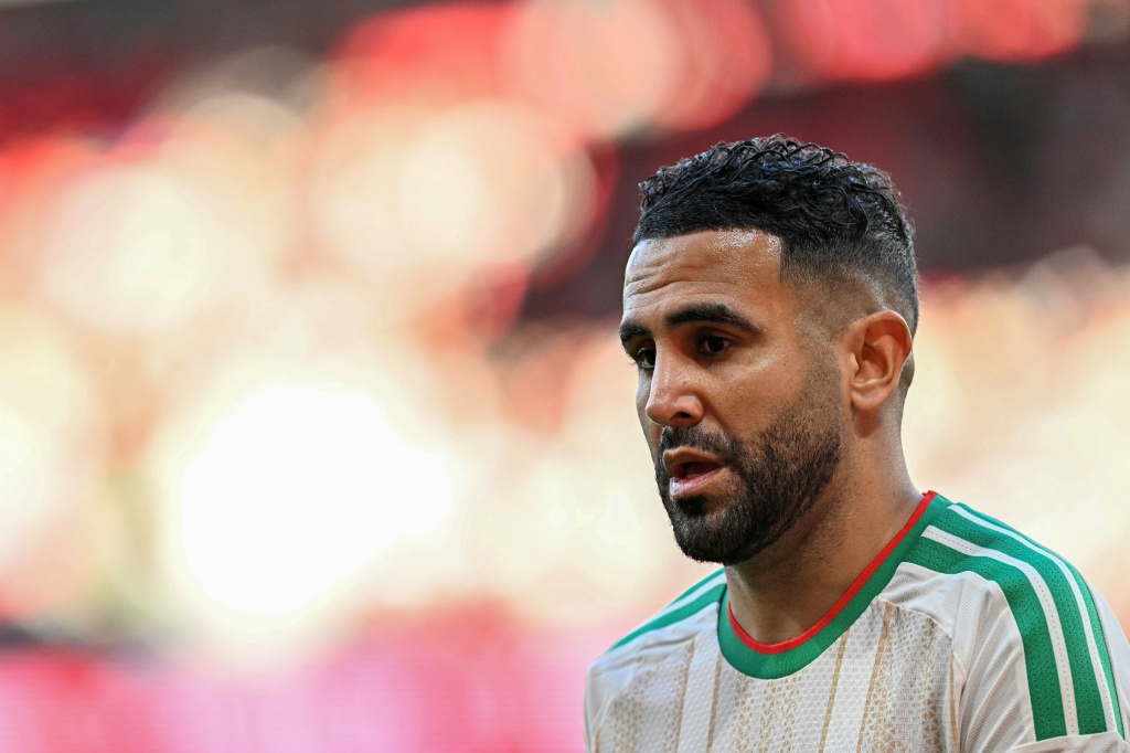 المهاجم الجزائري رياض محرز خلال مباراة منتخب بلاده ضد جمهورية الكونغو الديموقراطية في ثمن نهائي كأس أمم إفريقيا على ملعب الأمير مولاي الحسن في الرباط في السادس من كانون الثاني/يناير 2026 (ا ف ب)