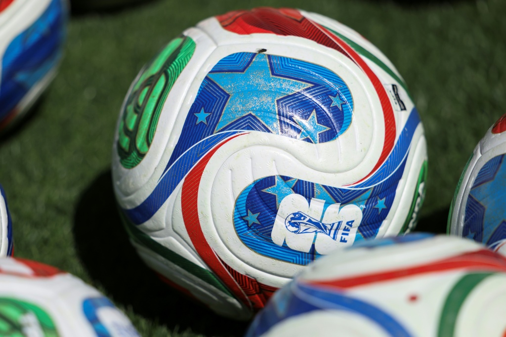 صورة لكرة كأس العالم لكرة القدم 2026 قبل مباراة ودية بين كولومبيا وفرنسا، في ماريلاند، في 29 آذار/مارس 2026 (ا ف ب)