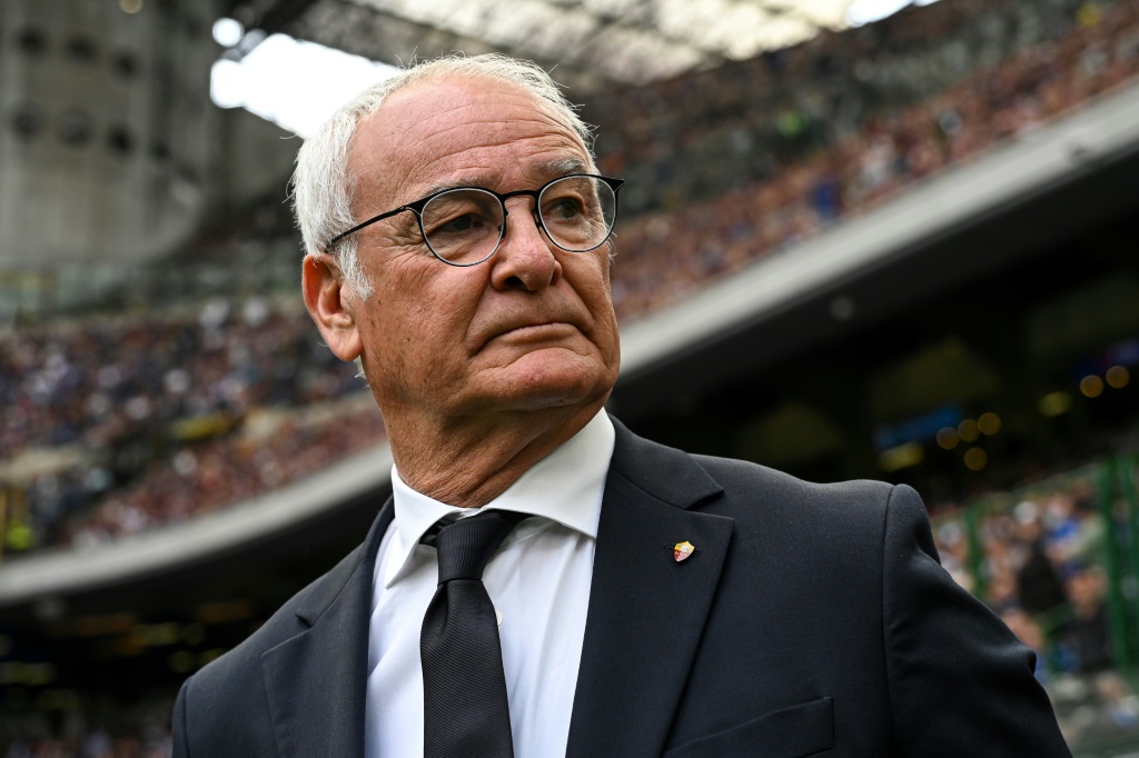 المدرب كلاوديو رانييري قبل مباراة في الدوري الإيطالي (سيري آ) بين إنتر ميلان وروما على ملعب سان سيرو في ميلانو في 27 أبريل/نيسان 2025 (ا ف ب)
