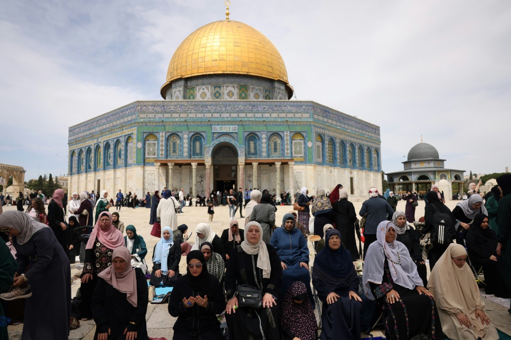 قدرت دائرة الأوقاف الإسلامية في القدس أن نحو 70 ألف مصل أدوا صلاة الجمعة في رحاب المسجد الأقصى، رغم إغلاق الاحتلال لمحاور الطرق وبعض الشوارع الرئيسة (ا ف ب)