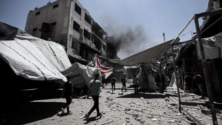 أصابة طفلة فلسطينية برصاص الجيش الإسرائيلي أثناء وجودها داخل مدرسة خليفة التي تؤوي نازحين، شمالي قطاع غزة( الاناضول).