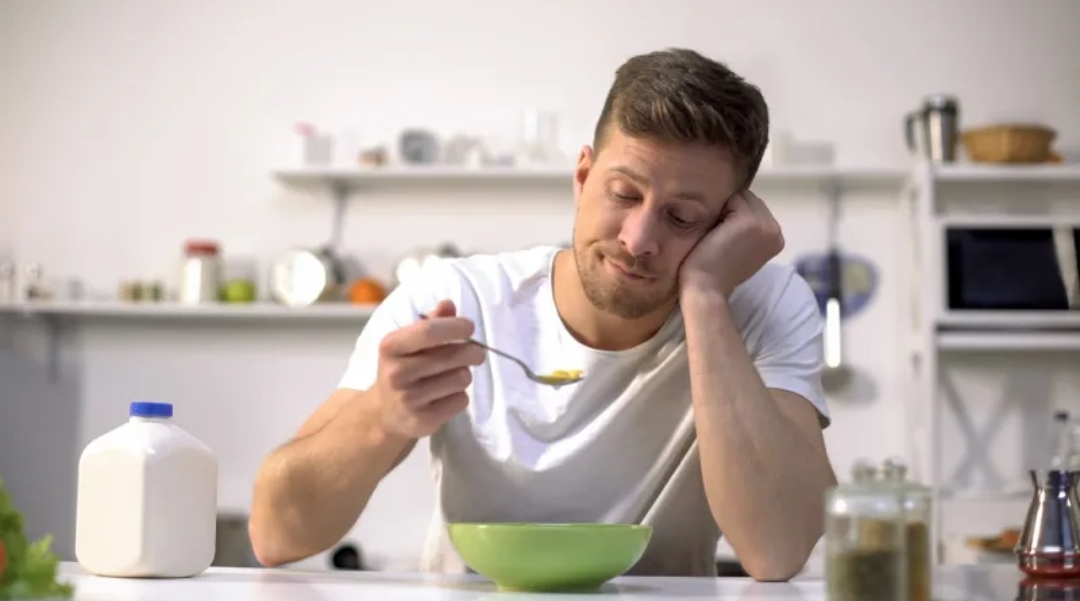طبيب يكشف سبب انهيار الطاقة بعد الظهر (الرجل)
