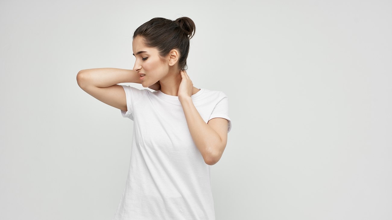 اختيار ذكي لقطعة أساسية.. أفضل التيشرتات البيضاء لهذا الموسم (زهرة الخليج)