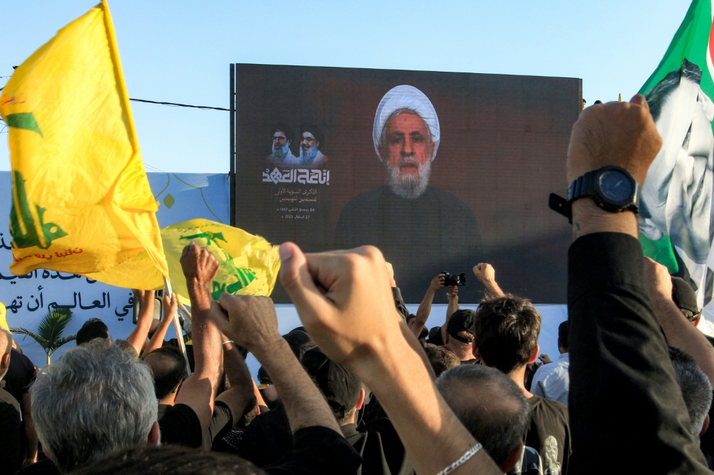 الأمين العام لحزب الله الشيخ نعيم قاسم أثناء خطاب عبر الشاشة في لقطة من بلدة دير قانون النهر في جنوب لبنان بتاريخ 27 أيلول/سبتمبر 2025 (ا ف ب)