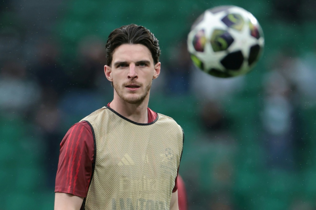 ديكلان رايس لاعب أرسنال الإنكليزي في تمارين قبل مواجهة سبورتينغ البرتغالي في دوري أبطال أوروبا لكرة القدم، في لشبونة، في 7 نيسان/أبريل 2026 (ا ف ب)