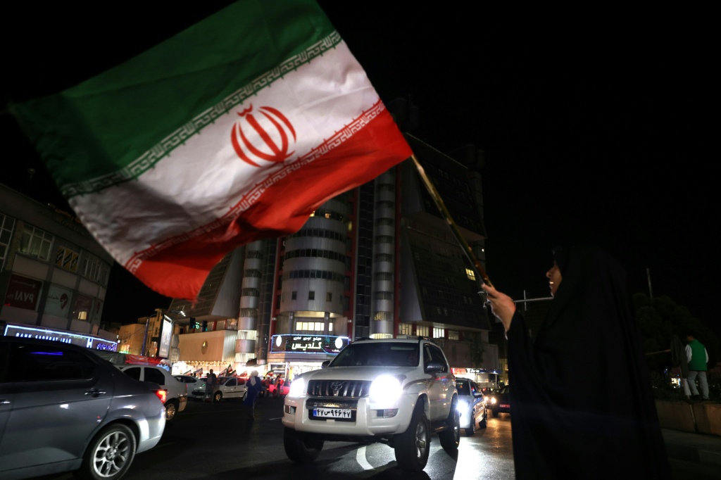 تظاهرة مؤيدة للمرشد الإيراني مجتبىى خامنئي في طهران في 27 نيسان/أبريل 2026 (ا ف ب)