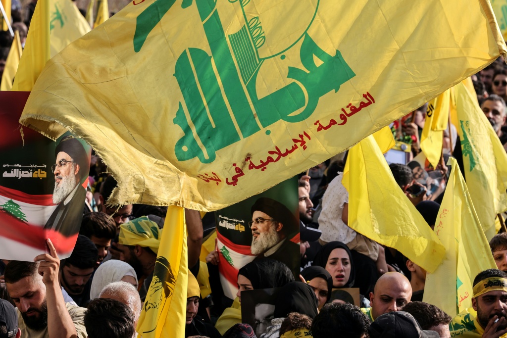 مسؤول كبير في حزب الله هدد &ldquo;سنستخدم تكتيكين من الثمانينيات، وسنطلق خلايا انتحاريين لنمنع العدو من التموضع. مجموعات كبيرة من المخربين الانتحاريين تنتشر في المنطقة المحتلة وفقاً لخطط أعدت مسبقا&rdquo; (ا ف ب)