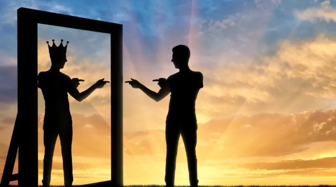 دراسة جديدة تكشف سبب كون الشخص نرجسيًا.. فهل هي الجينات أم التربية؟ (الرجل)