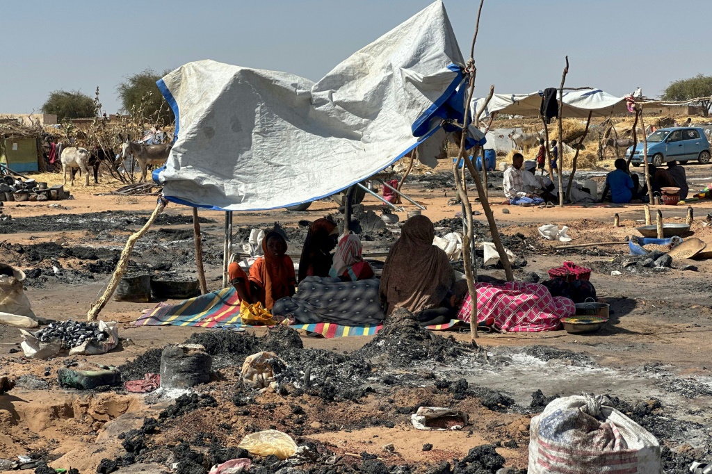 نازحون فرّوا من مدينة الفاشر السودانية بولاية شمال دارفور في مخيم عشوائي في مدينة طويلة في 11 شباط/فبراير 2026( ا ف ب)