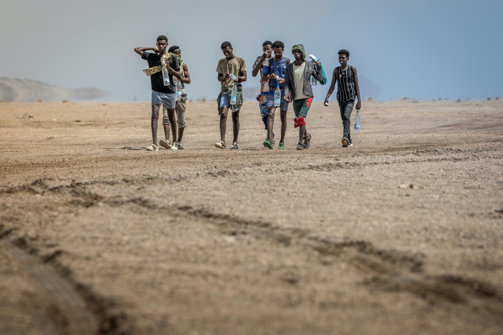 مهاجرون إثيوبيون أثناء سيرهم في منطقة صحراوية قرب أوبوك في جيبوتي في 12 نيسان/أبريل 2026 ( ا ف ب)