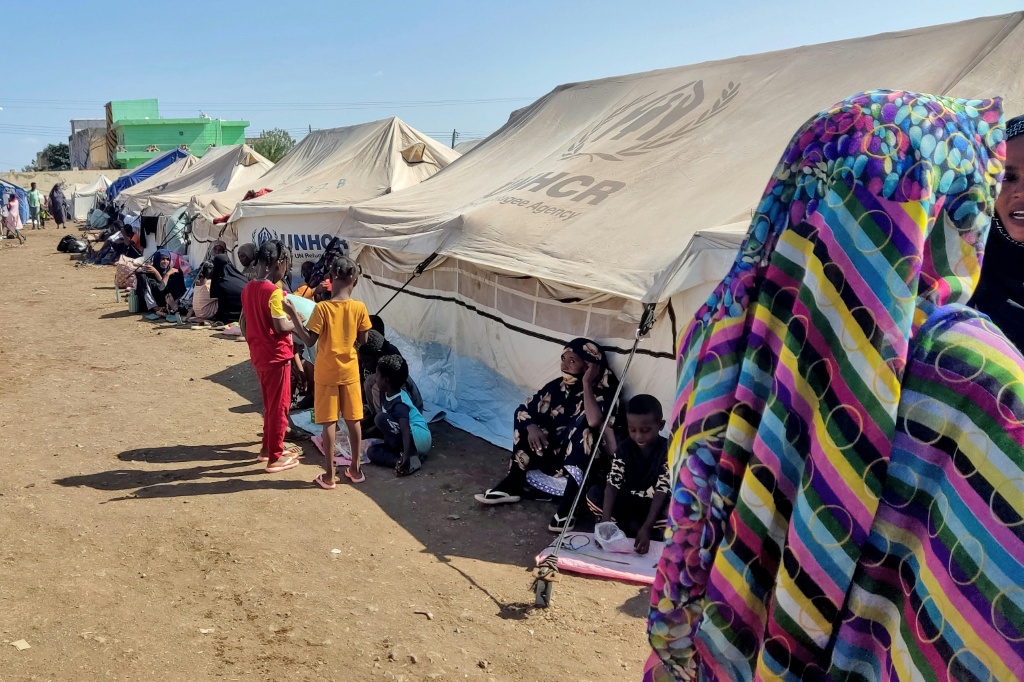 نازحون فرّوا من مدينة الفاشر السودانية في مخيم عشوائي في مدينة طويلة في 11 شباط/فبراير 2026 (ا ف ب)