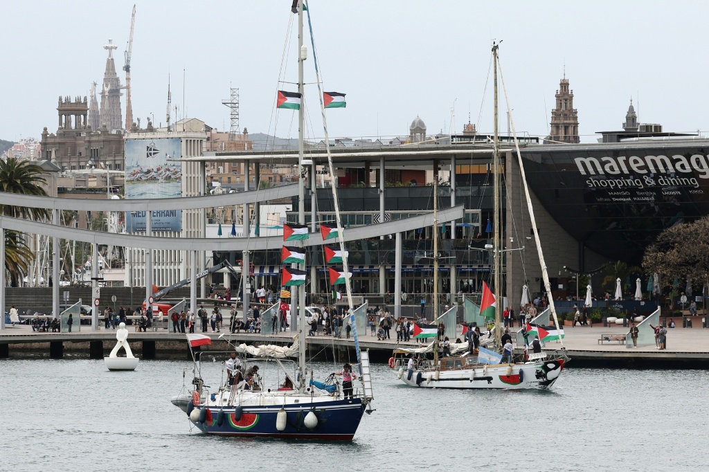 كان منظمو هذا الأسطول الذي يضم ناشطين مؤيدين للفلسطينيين يسعون إلى كسر الحصار الذي تفرضه إسرائيل على قطاع غزة وتوصيل المساعدات إليه (ا ف ب)