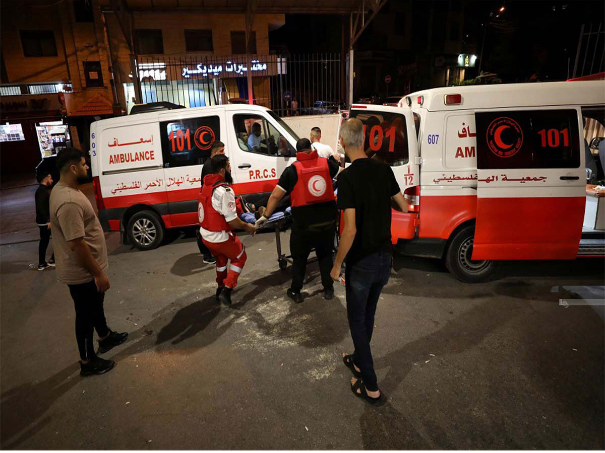 قالت مصادر بمستشفى شهداء الأقصى إن 6 فلسطينيين أصيبوا جراء قصف من مسيرة إسرائيلية استهدف مجموعة من المواطنين خلف المستشفى، شمالي مدينة دير البلح وسط القطاع (قنا)