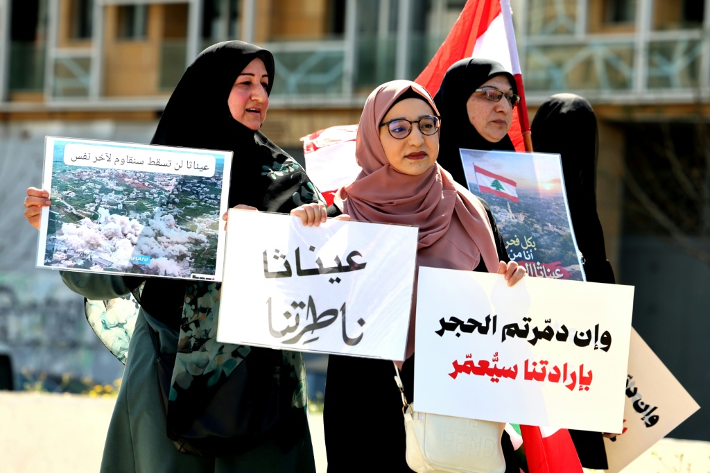  سكان من قرى حدودية لبنانية يحتجون في وسط بيروت على هدم قراهم في 30 نيسان/ابريل 2026(ا ف ب)