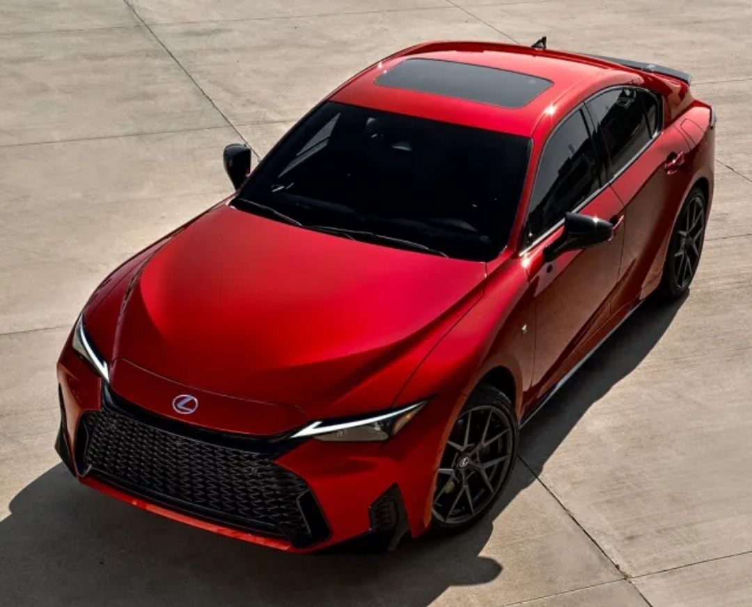 Al-Futtaim Lexus تكشف عن سيارة السيدان الرياضية الجديدة IS350 (الرجل)