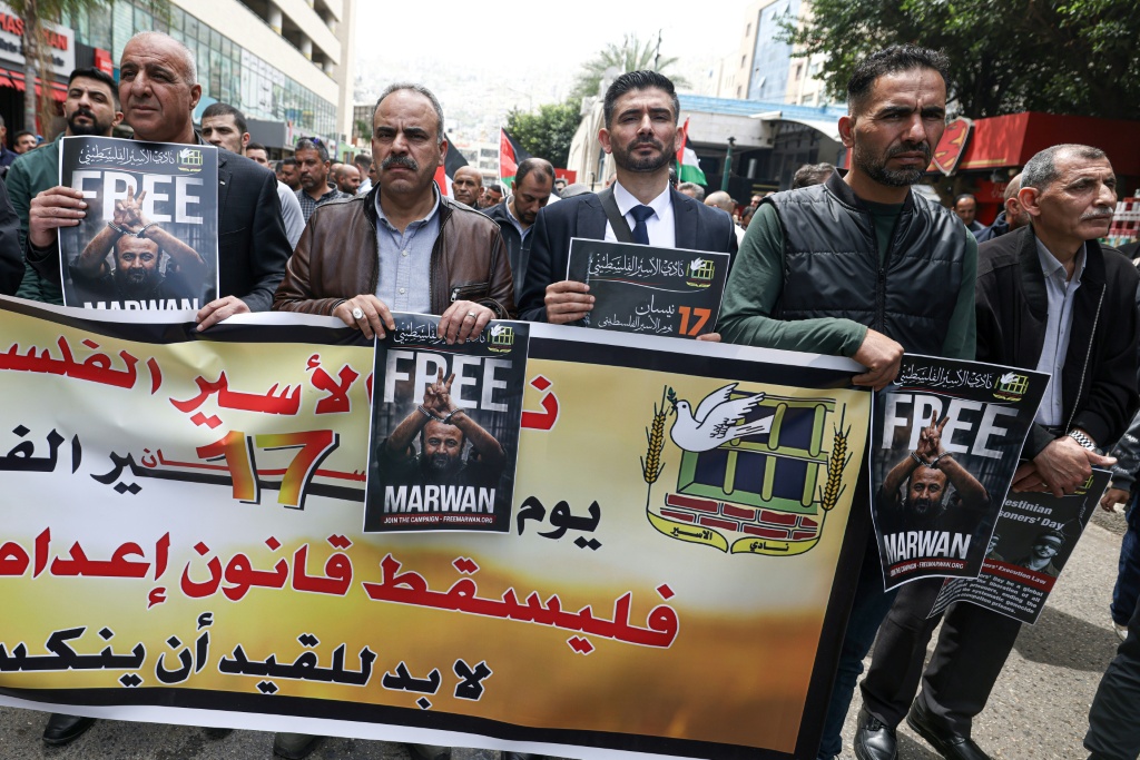 متظاهرون فلسطينيون يرفعون صورا للزعيم الفلسطيني المسجون مروان البرغوثي خلال مسيرة في رام الله بالضفة الغربية المحتلة في 19 نيسان/أبريل 2026 بمناسبة يوم الأسير والاحتجاج على موافقة الكنيست الإسرائيلي على مشروع قانون جديد يقضي بعقوبة الإعدام للفلسطينيين المدانين بهجمات دامية (ا ف ب)
