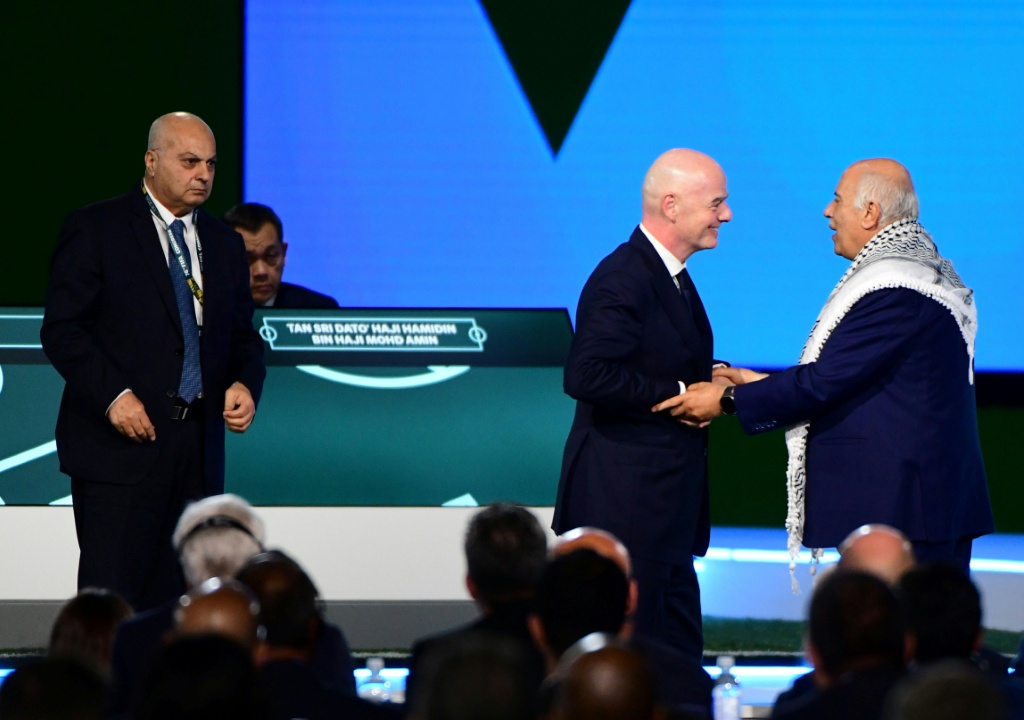 دعا رئيس الاتحاد الدولي لكرة القدم جاني إنفانتينو رئيس الاتحاد الفلسطيني للعبة جبريل الرجوب ونائب رئيس الاتحاد الإسرائيلي لكرة القدم باسم الشيخ سليمان للوقوف إلى جانبه، غير أن الرجوب رفض الدعوة. (ا ف ب)