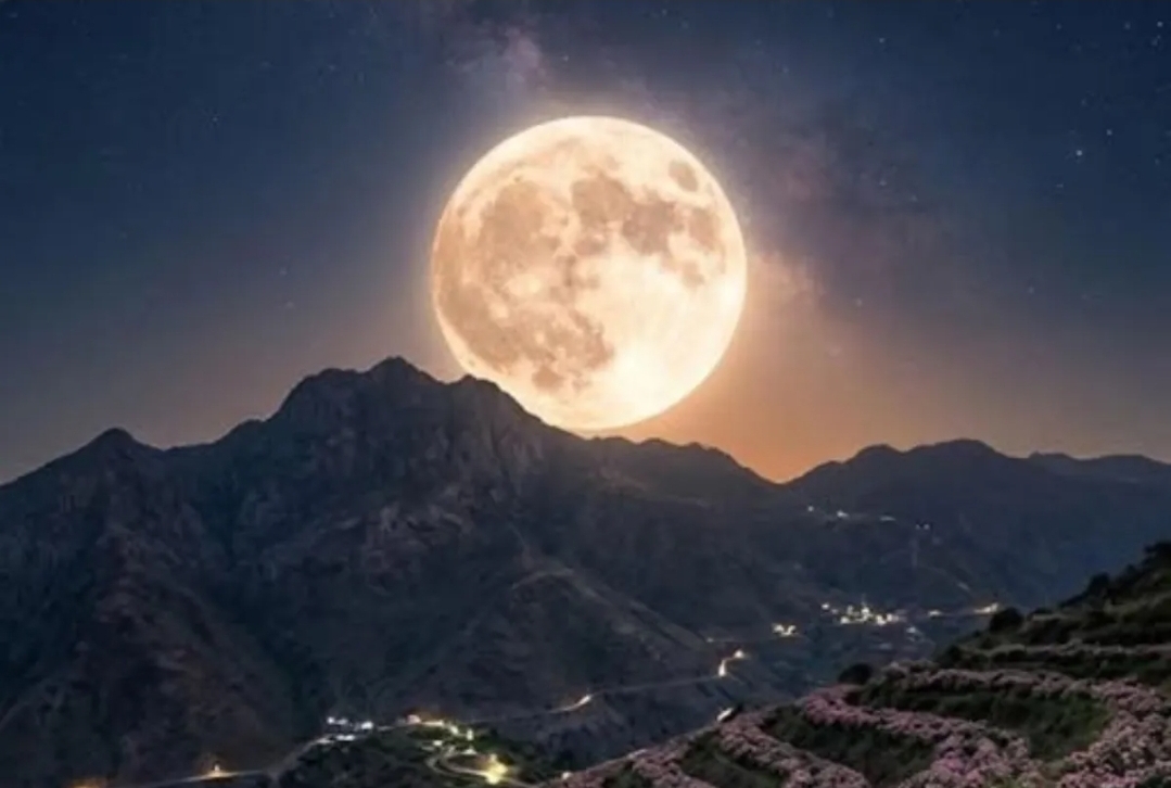 سماء السعودية تتلألأ بالقمر المكتمل لشهر ذي القعدة - الصورة من حساب الجمعية الفلكية بجدة على (إكس)