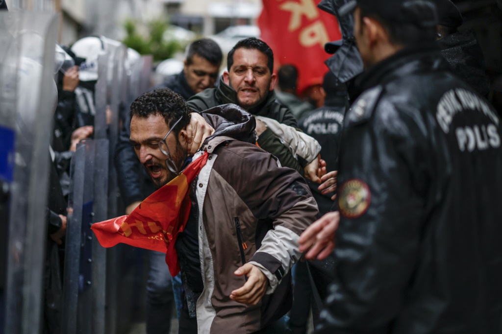الشرطة التركية تقبض على متظاهر خلال مسيرة عيد العمال في بشكتاش بإسطنبول في الأول من أيار/مايو 2026(ا ف ب)