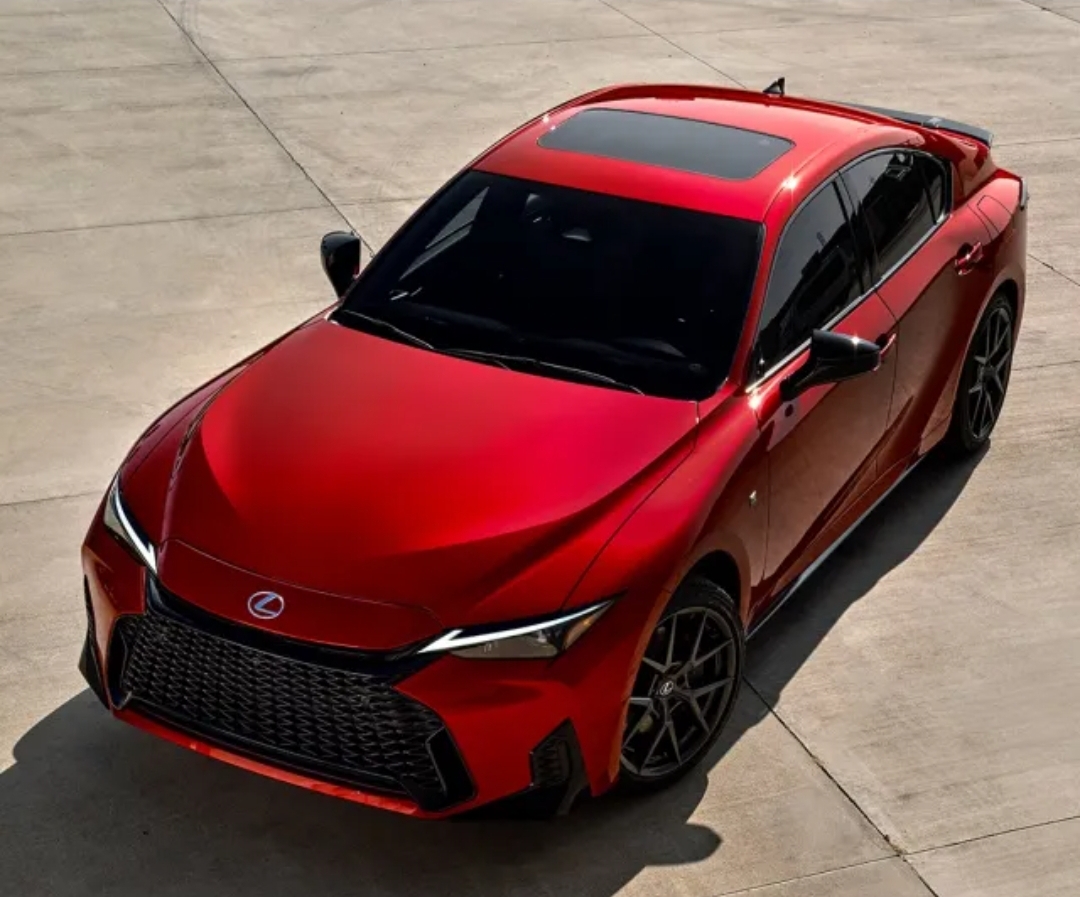 Al-Futtaim Lexus تكشف عن سيارة السيدان الرياضية الجديدة IS350 (الرجل)