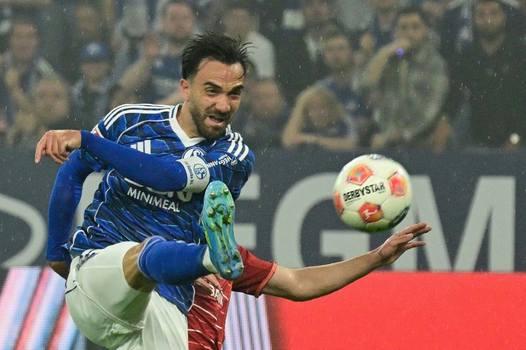 لاعب الوسط التركي لنادي شالكه كينان كارامان خلال المباراة ضد فورتونا دوسلدورف في دوري الدرجة الثانية الألماني على ملعب فيلتينس أرينا في غيلسنكيرشن، غرب ألمانيا، في الثاني من أيار/مايو 2026 (ا ف ب)