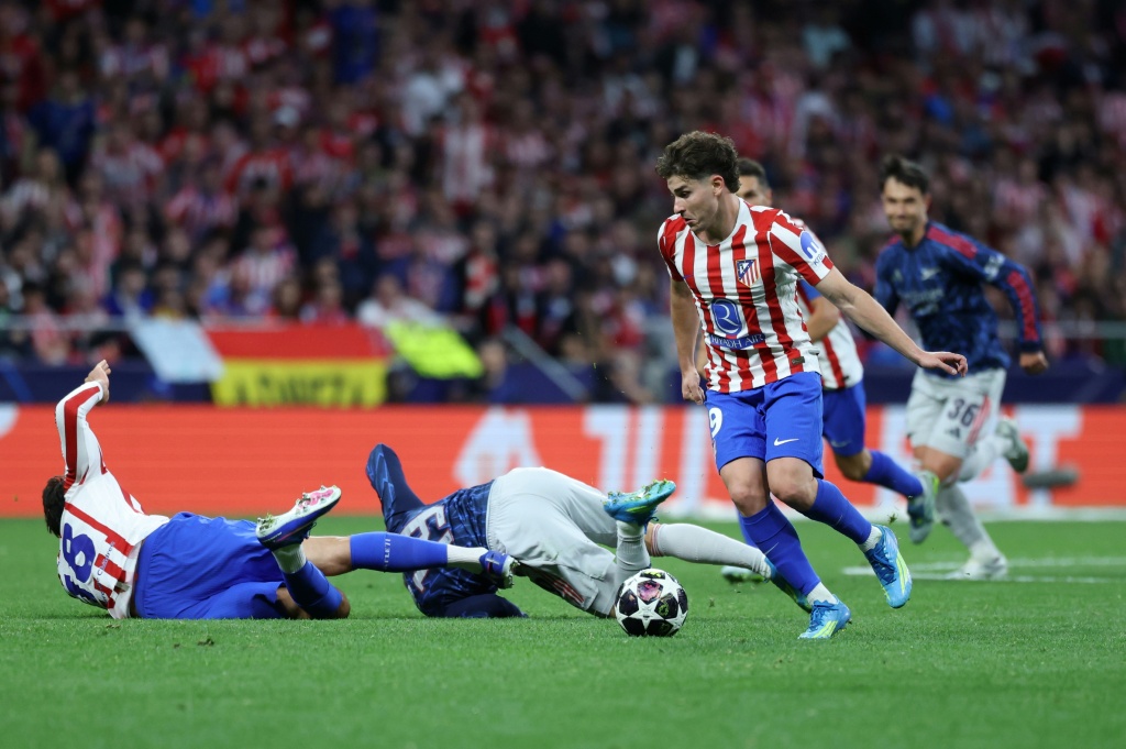 المهاجم الأرجنتيني لأتلتيكو مدريد الاسباني خوليان ألفاريس خلال مباراة ذهاب نصف نهائي دوري أبطال أوروبا لكرة القدم ضد أرسنال الانكليزي على ملعب ميتروبوليتانو في مدريد في 29 نيسان/أبريل 2026(اف ب)
