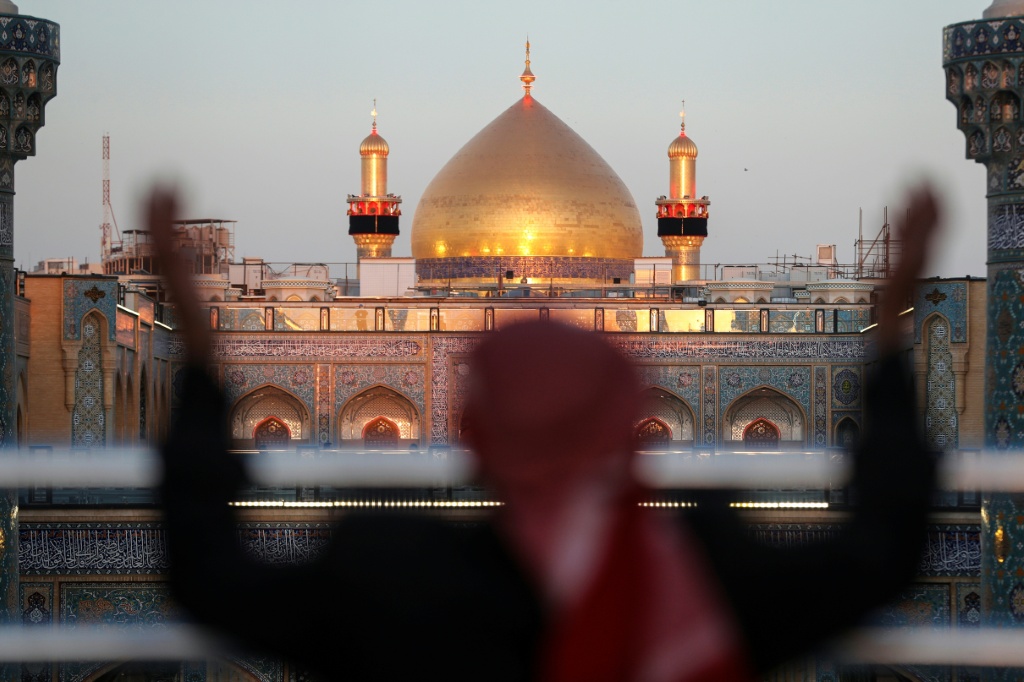 زائر في مرقد الامام علي في مدينة النجف ( ا ف ب)