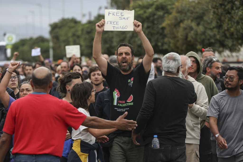 نشطاء في أسطول الصمود العالمي يتظاهرون في إيرابيترا في جزيرة كريت اليونانية في الأول من أيار/مايو 2026 بعد اعتراض القوات الإسرائيلية سفنهم (ا ف ب) 