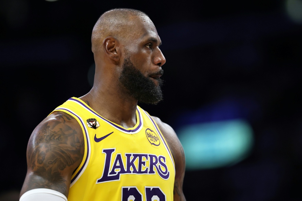 ليبرون جيمس لاعب لوس أنجليس ليكرز أمام أورلاندو ماجيك في دوري كرة السلة الأميركي للمحترفين (أن بي أيه)، في 19 آذار/مارس 2026 (ا ف ب)