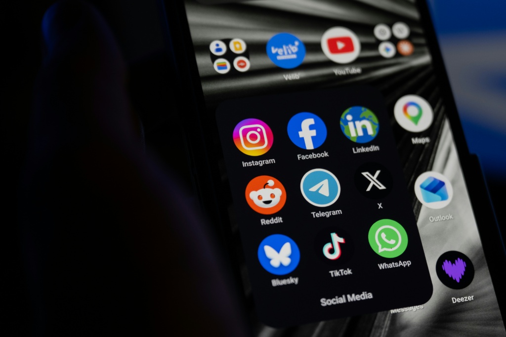 يظهر في الصورة شاشة هاتف ذكي مُعدّة مسبقًا تعرض شعارات أبرز منصات التواصل الاجتماعي، ومن بينها "لينكدإن" في سان‑مانديه شرقي باريس، في 29 نيسان/أبريل 2026 (ا ف ب)