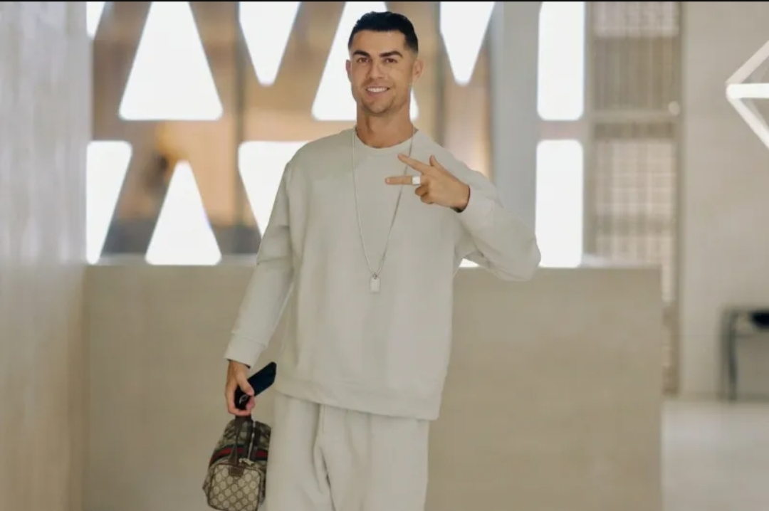 كريستيانو رونالدو ينسّق حقيبة Gucci بأسلوب رياضي لافت (الرجل)