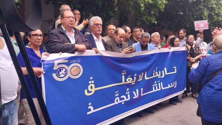 احتجاج ضد تعليق نشاط رابطة الدفاع عن حقوق الإنسان بتونس (الاناضول)