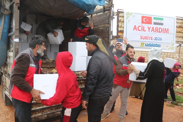 جمعية تركية تقدم سلات غذائية لـ550 عائلة نازحة في سوريا (الأناضول)