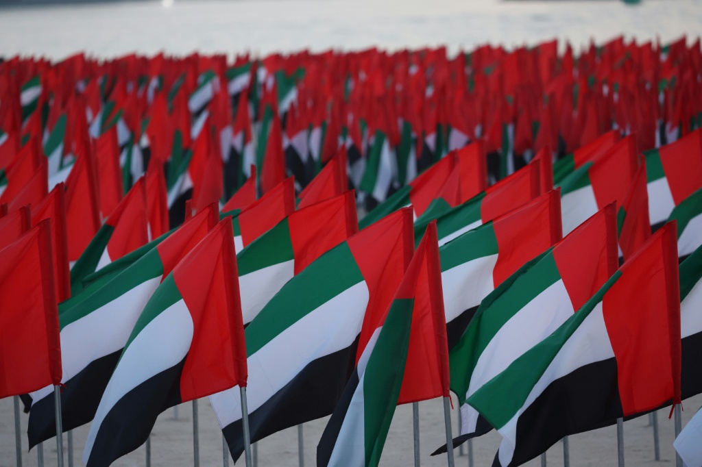 أعلام الإمارات منصوبة على الشاطئ المقابل لفندق برج العرب في دبي في 3 تشرين الثاني/نوفمبر 2023 احتفالا بمناسبة يوم العلم الإماراتي (ا ف ب)