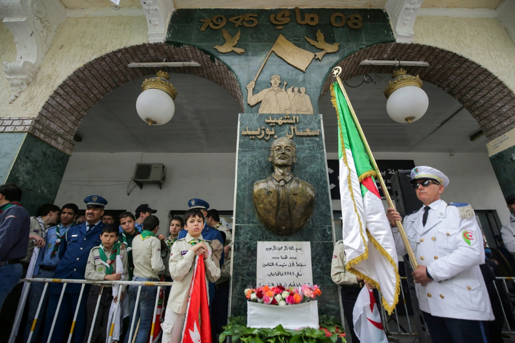 جانب من مراسم إحياء ذكرى ضحايا مذبحة سطيف في 8 أيار/مايو 1945، في مدينة سطيف الجزائرية في 10 أيار/مايو 2025( ا ف ب)