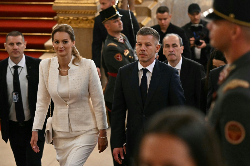 مراسم أداء اليمين الدستورية لرئيس الوزراء المجري الجديد بيتر ماديار، أمام البرلمان في بودابست،في التاسع من أيار/مايو 2026 (ا ف ب)