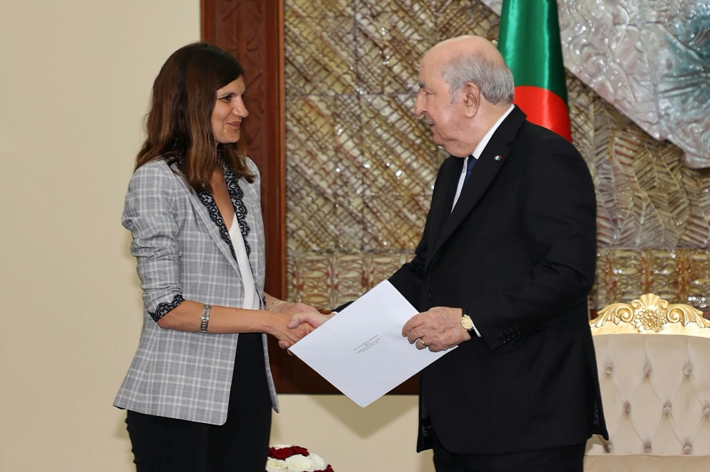 الوزيرة الفرنسية اليس روفو تسلم الرئيس الجزائري عبد المجيد تبون رسالة من نظيره الفرنسي ايمانويل ماكرون في التاسع من ايار/مايو 2026 (ا ف ب)