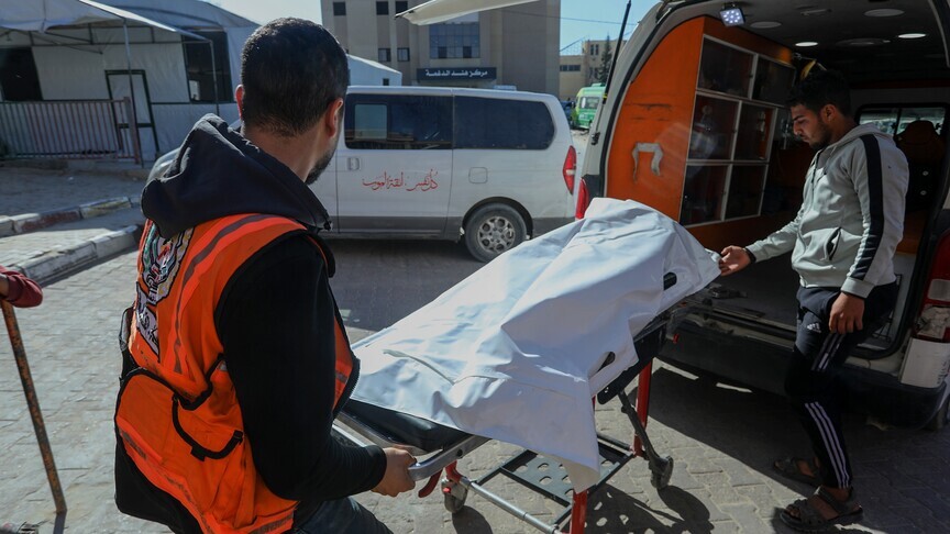 قال مصدر طبي، إن الفلسطيني إياد المطوق، قُتل، كما أُصيب آخرون (لم يحدد عددهم)، بقصف إسرائيلي استهدف دراجة نارية غرب مخيم جباليا (الاناضول)