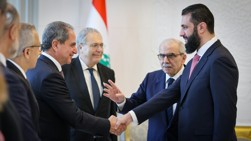 صورة نشرتها وكالة الأنباء السورية (سانا) في 9 أيار/مايو 2026 تظهر الرئيس السوري أحمد الشرع ورئيس الوزراء اللبناني نواف سلام وهو يُعرّف وزير الطاقة والمياه جوزيف صدي في قصر الشعب بدمشق (ا ف ب)
