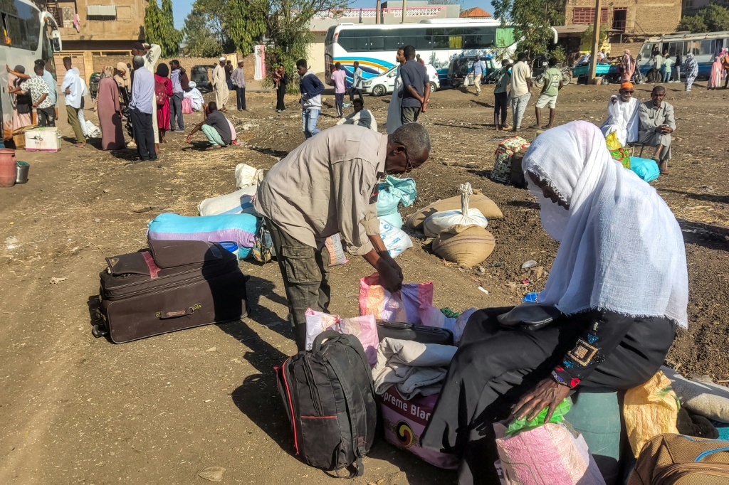  أفادت المنظمة الدولية، في بيان، بأن 4 آلاف و650 شخصا في نحو 930 أسرة، نزحوا من قرى "دوكان وكيرينج وخور حسن "، الخميس، بمحافظة الكرمك نتيجة "تفاقم انعدام الأمن" جراء معارك شهدتها المنطقة قبل أيام ( ا ف ب).