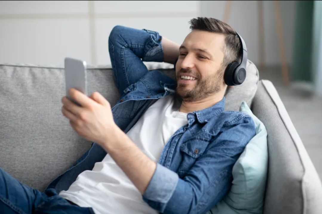 قاعدة بسيطة قد تحمي سمعك من أضرار سماعات الرأس (الرجل)